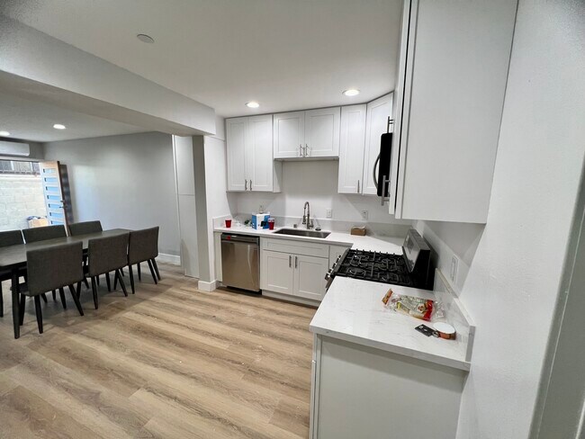 Building Photo - 1173 W 37th Plz