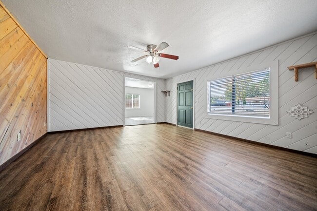 Building Photo - Adorable and clean country property locate...