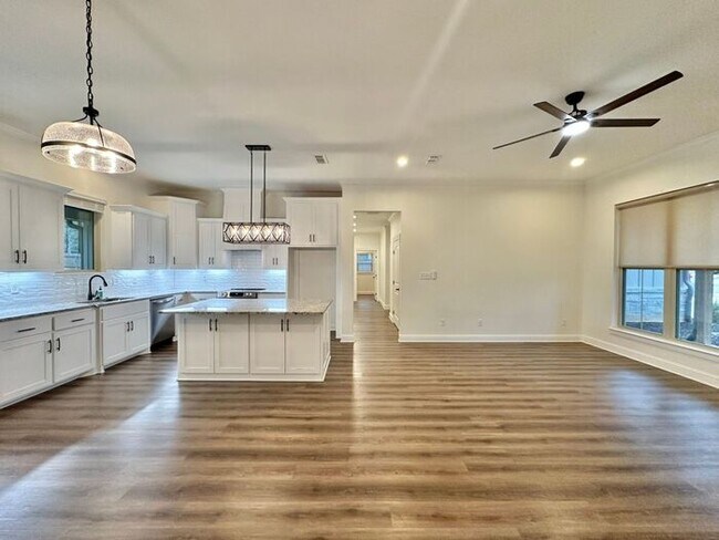 Building Photo - Stunning 3/2/2 on the Outskirts of Lindale!