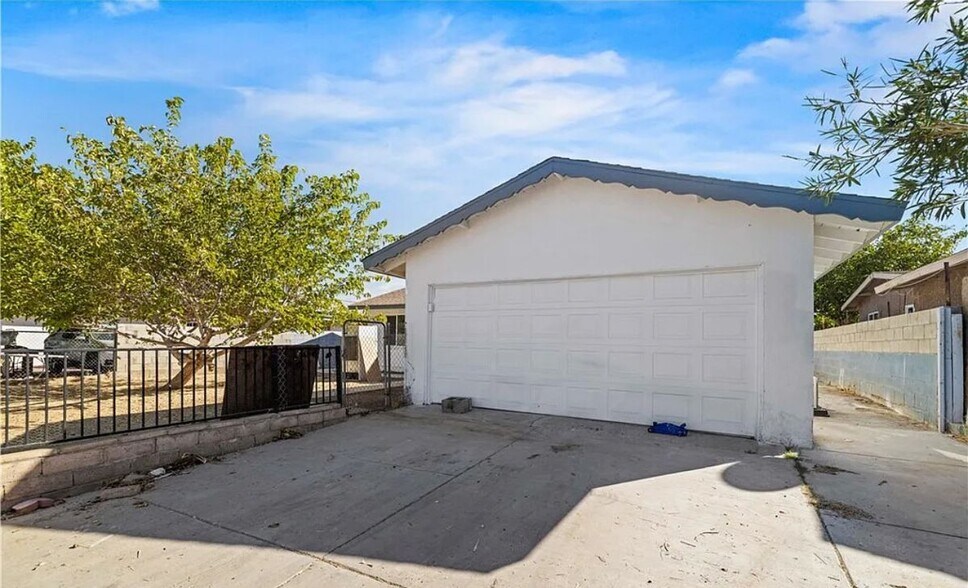 Primary Photo - 38466 Sumac Ave