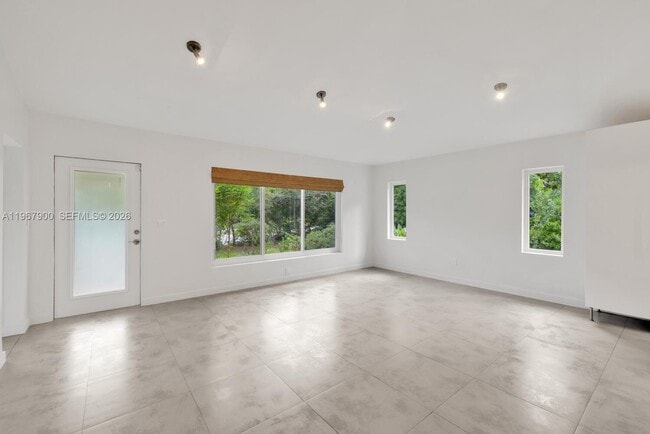 Building Photo - 801 NE 118th St