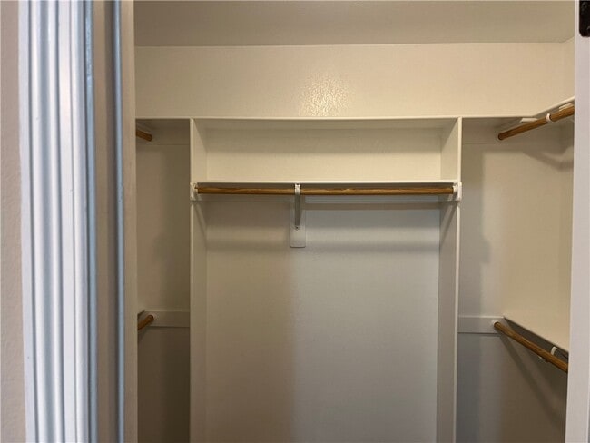 Building Photo - 121 Willow Dr