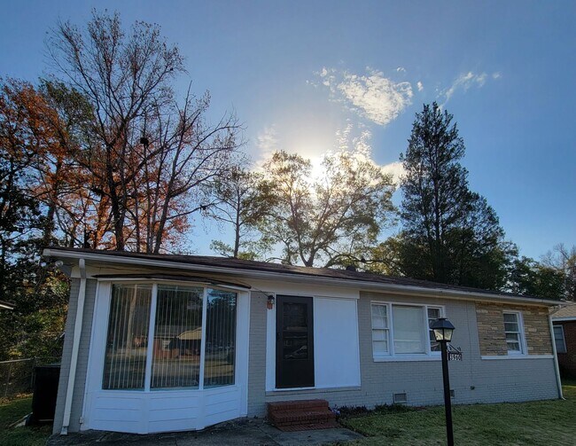 Building Photo - Roomy Cute Brick Ranch