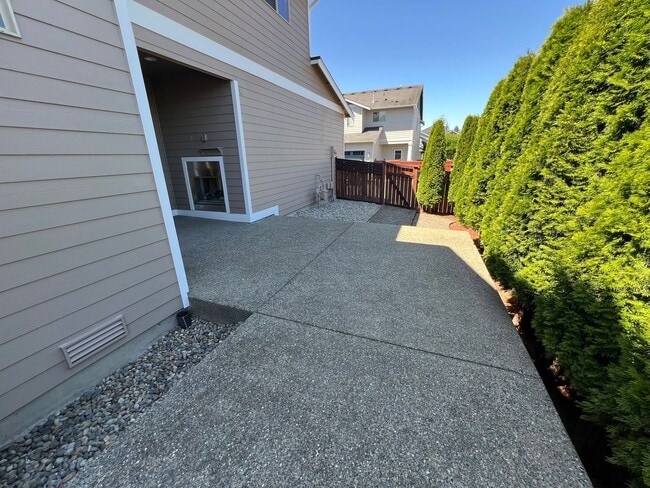 Building Photo - LIKE NEW Truly a MUST SEE! Move-in Ready