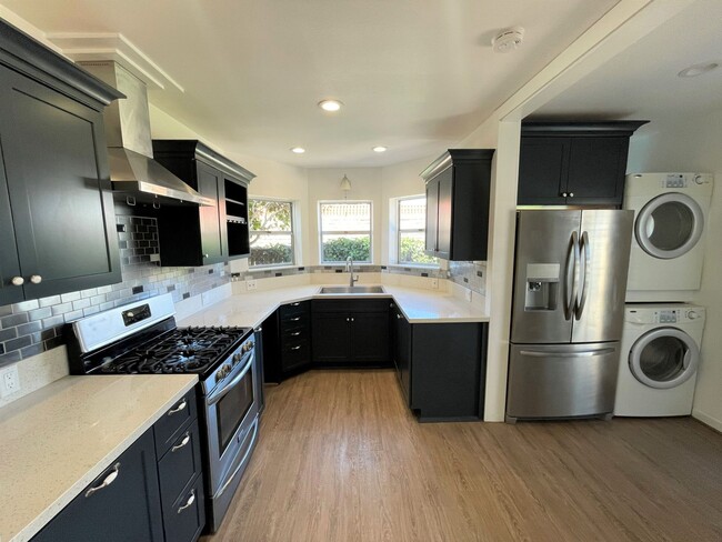 Building Photo - Midtown Ventura Bungalow