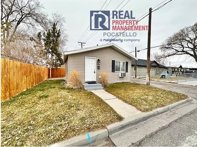 Building Photo - 1 bed 1 bath single family home - small dog negotiable