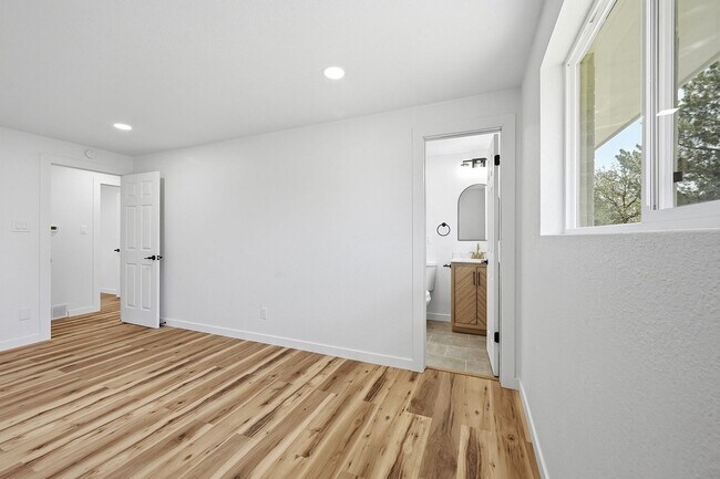 Building Photo - 4-bedroom, 4 bath home with 2 car garage