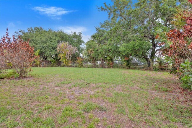 Building Photo - 841 NW Riverside Dr