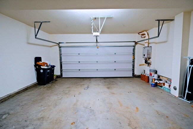 Building Photo - Beautiful end unit 4 bedroom condo in Dublin