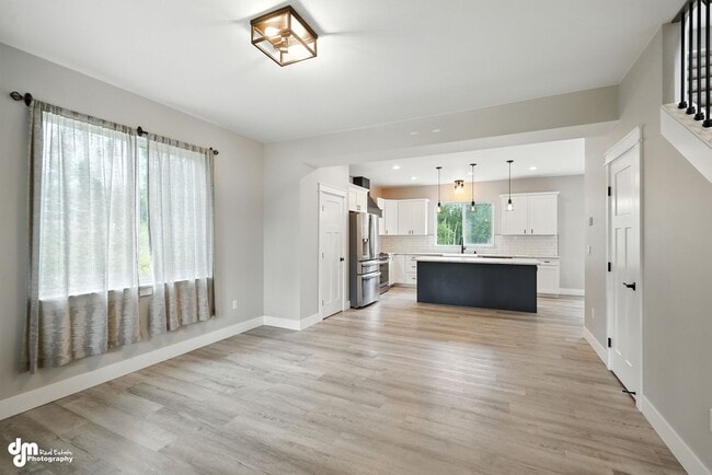 Building Photo - Charming & Updated 4BD/2.5BA!