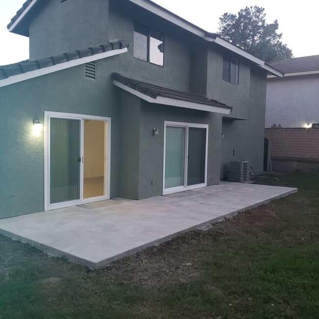 Building Photo - ( ( ( New Paint New Carpet ) ) )  3 bed 2.5 bath La Sierra Home
