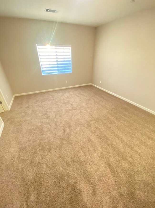 Building Photo - Modern 4-Bedroom Home in Northeast Bakersfield