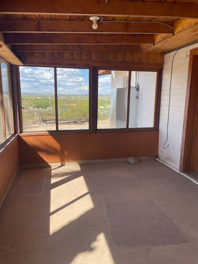 Building Photo - Lovely 3 Bedroom House with Stunning Mount...