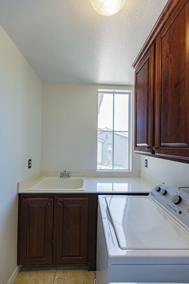Building Photo - Townhome near Downtown Summerlin