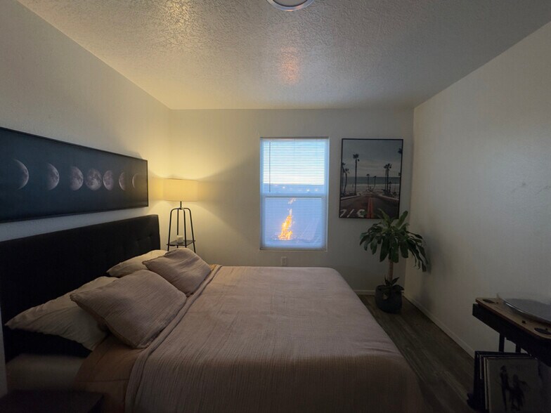 Building Photo - 652 Vancouver Rd SE