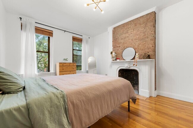Building Photo - 208 7th St