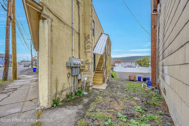 Building Photo - 627 Main St