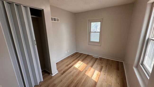 Building Photo - $1050 - 3 bed 1 bath - Single Family Home ...