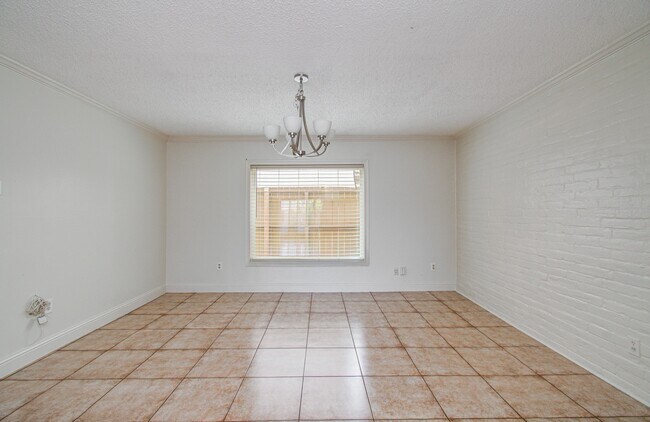 Building Photo - 823 S Ripple Creek Dr