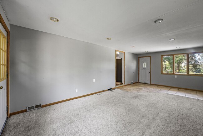 Building Photo - Gorgeous Shoreview House 3BR 1 Bath  Available Early May!