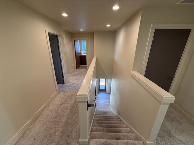 Building Photo - Available September 1, 3 bed 2.5 bath