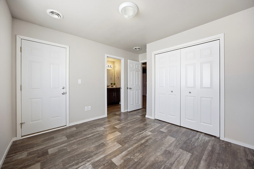 Building Photo - 4304 Estate Dr S