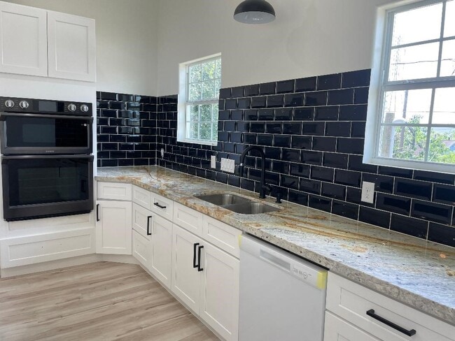 Building Photo - 201 E 37th St