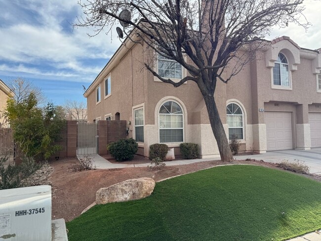 Building Photo - Awesome Three bedroom 2 1/2 townhouse in a gated community