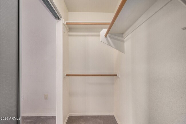 Building Photo - 920 E Devonshire Ave