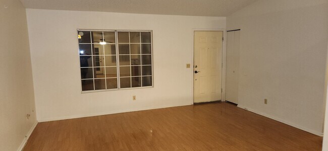 Building Photo - PRICE DROP-Beautifully Renovated 3 Bedroom...
