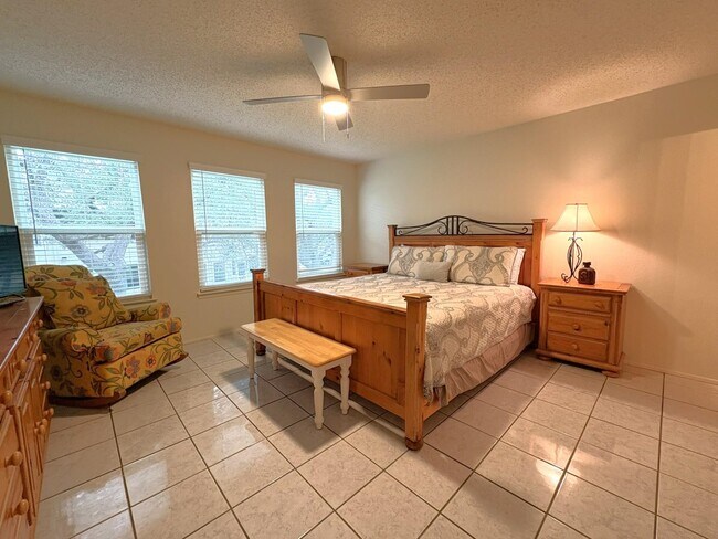 Building Photo - 604 Highcrest Dr