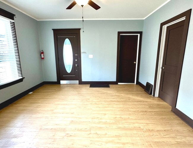 Building Photo - 408 S Gardiner Ave