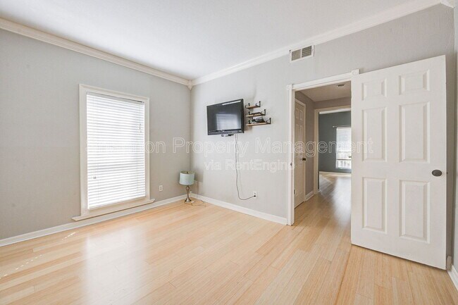 Building Photo - 2100 Tanglewilde St