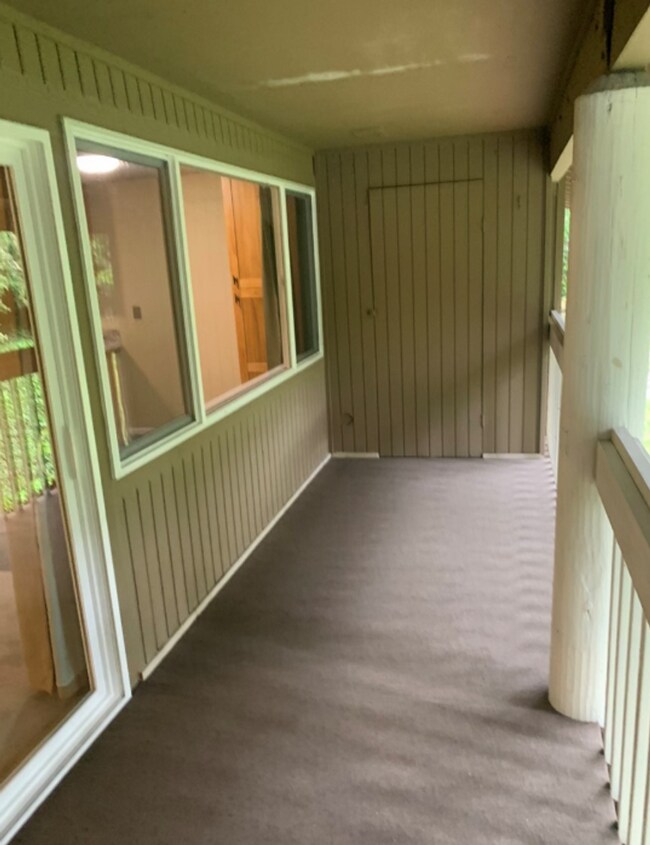 Building Photo - Updated Bellevue Condo with Reserved Parki...