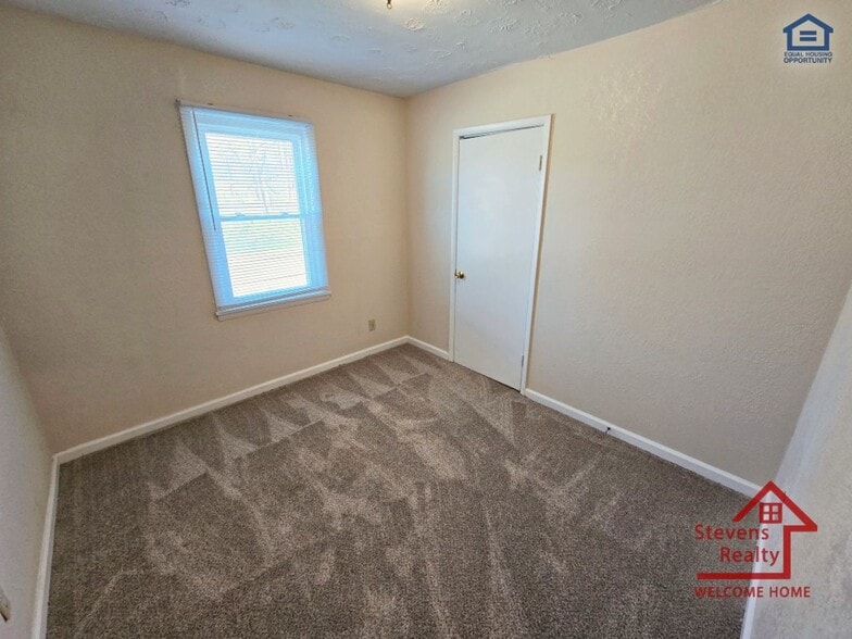 Building Photo - 210 Holly Berry Ln