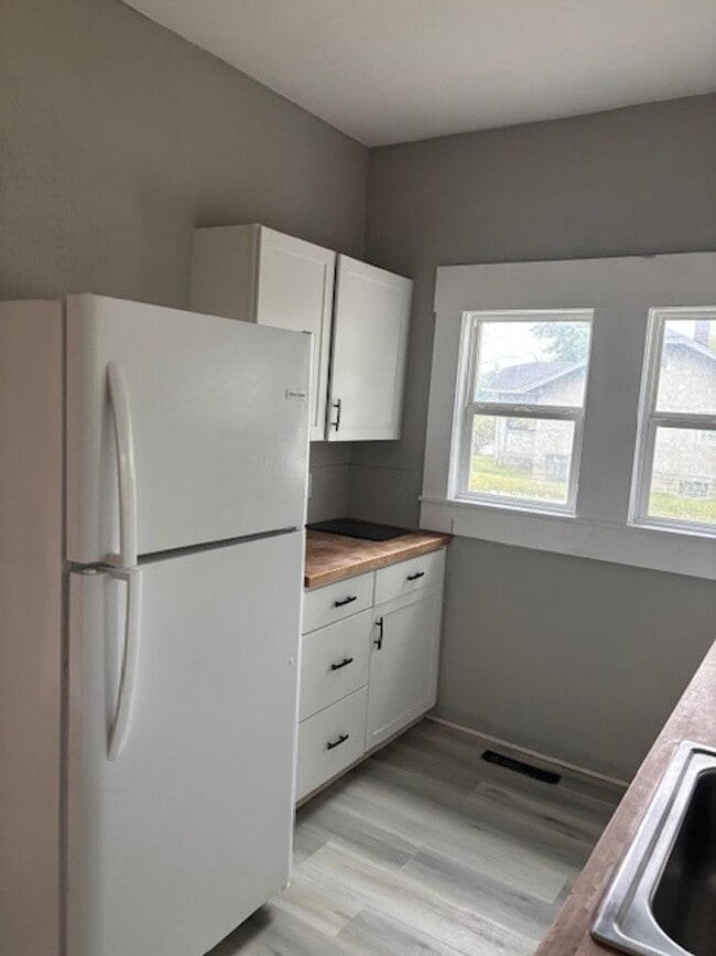 Building Photo - 4 bedroom House On Lasalle St!