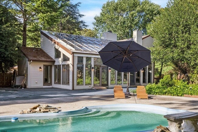 Building Photo - 2 Woodstock Dr