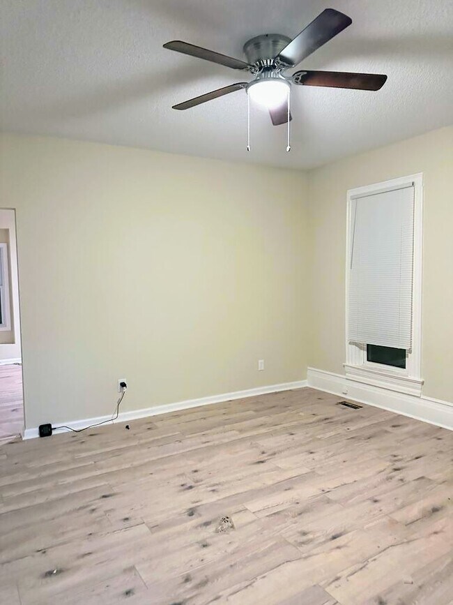 Building Photo - 3027 Garfield Ave