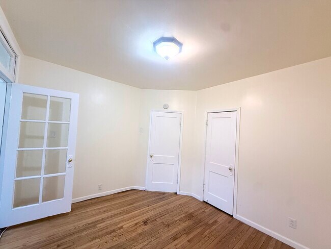 Building Photo - 7151 S East End Ave