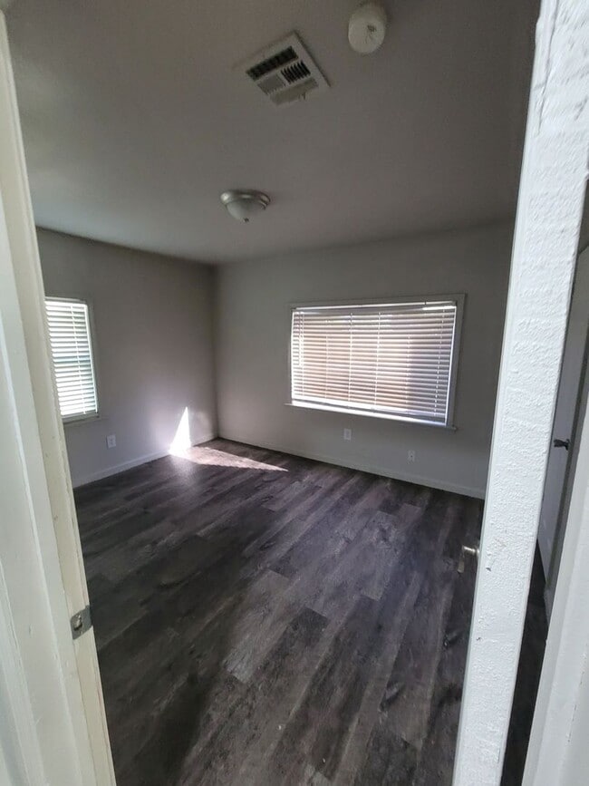 Building Photo - 555 E Harmon Dr