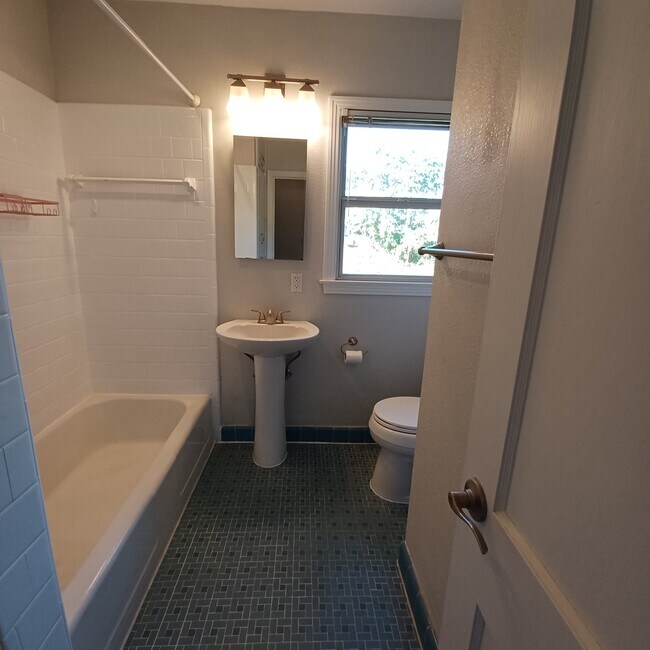 Building Photo - 353 Irvington Dr