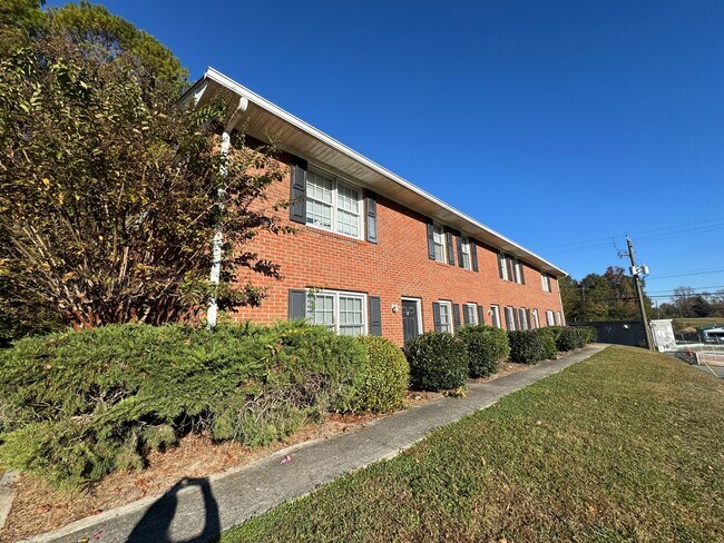 Building Photo - 2692 Callier Springs Rd SE