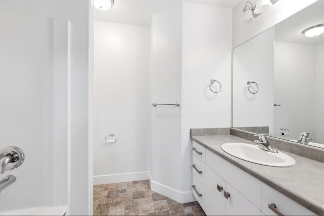 Building Photo - Waters Edge Townhome