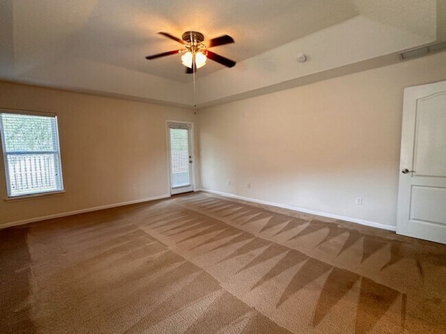 Building Photo - Large 3BD/2BA |Quiet Setting | Fenced Yard