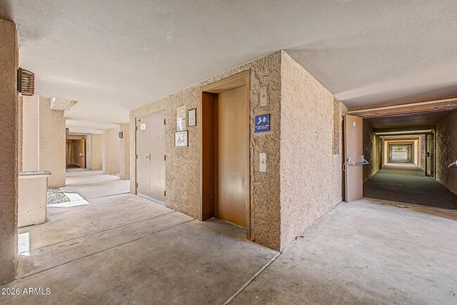 Building Photo - 540 N May