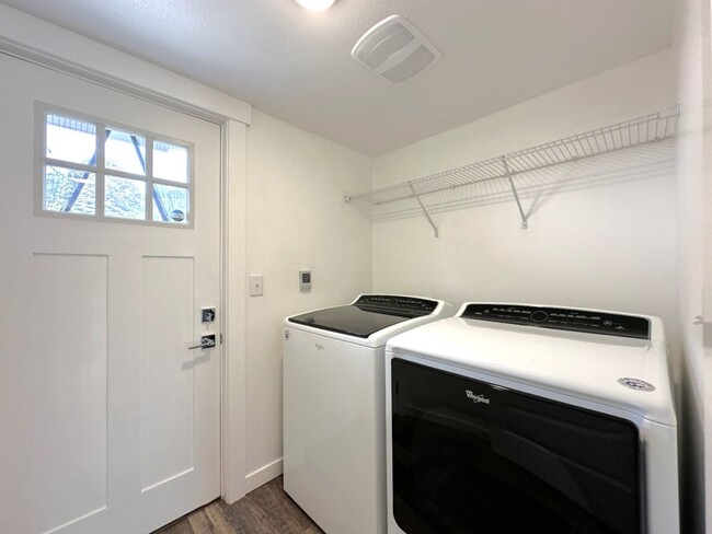 Building Photo - Modern & Stylish 4 Bed, 2.5 Bath Remodel!