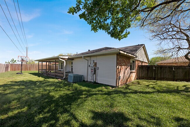 Building Photo - 2302 Doverglen Dr