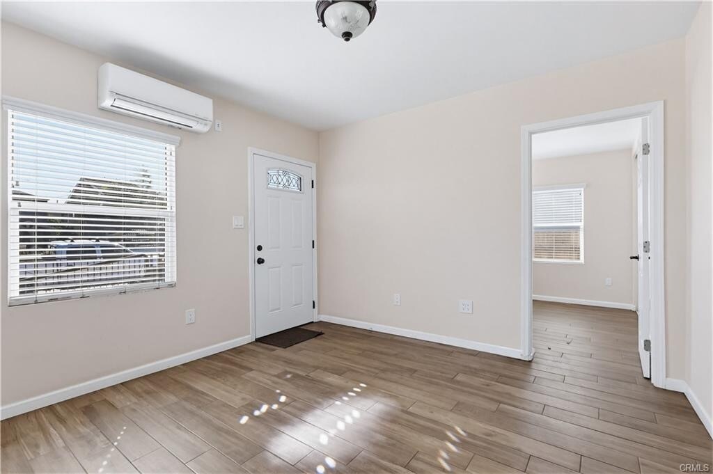 Building Photo - 1033 E 57th St