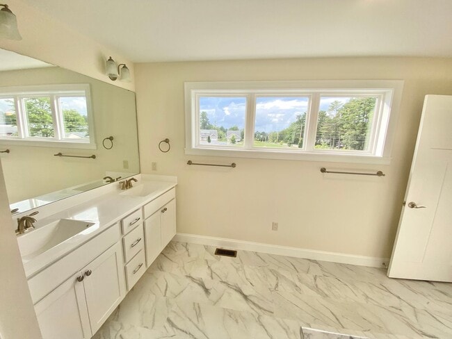 Building Photo - 3 Bedroom Townhouse Essex Junction VT Avai...