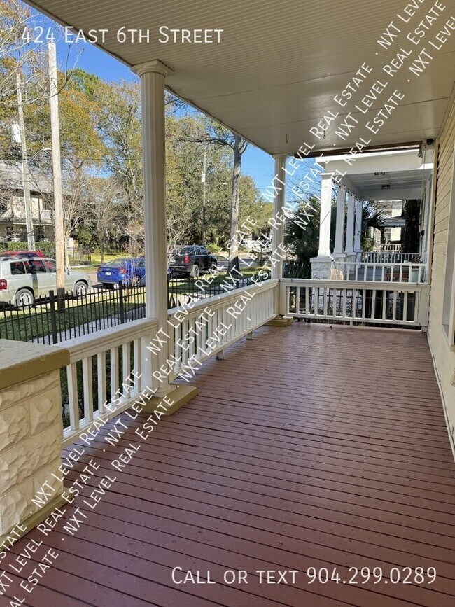 Building Photo - 424 E 6th St